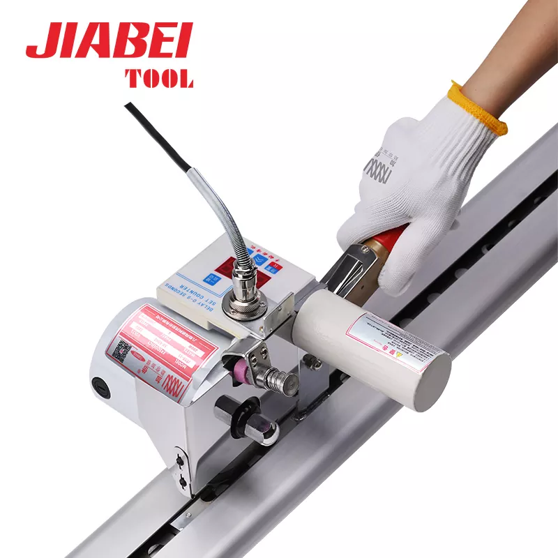 Dlaczego obcinacz do końcówek tkanin powinien być Twoim podstawowym narzędziem w profesjonalnej produkcji odzieży?